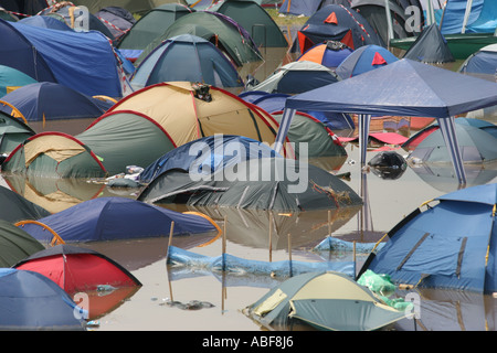 La collina di Pennard campeggio allagamento al Glastonbury festival di musica 2005. L'azienda agricola degna Somerset in Inghilterra. Foto Stock