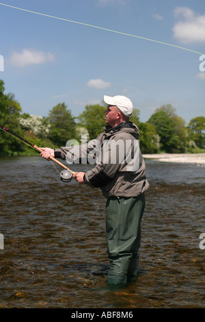 Diciassettenne pescatore di salmone spey casting Foto Stock