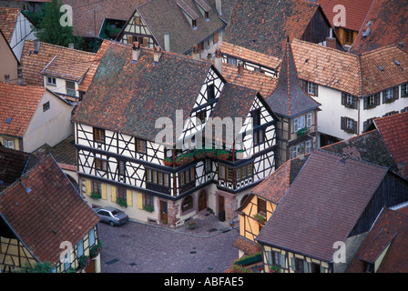 Francia Alsazia Kaysersberg vista aerea di metà di case con travi di legno Foto Stock