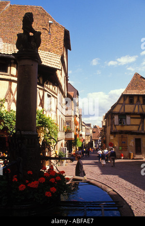 Francia Alsazia Riquewihr Rue du General de Gaulle fontana Foto Stock