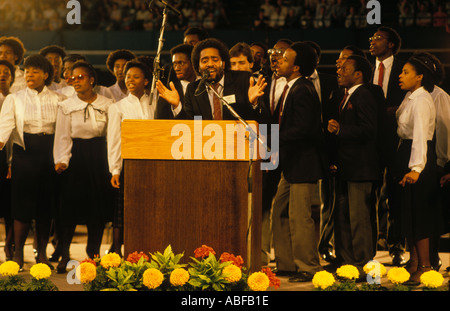 Il coro gospel della comunità londinese canta alla convention religiosa londinese. ANNI '90 REGNO UNITO HOMER SYKES Foto Stock