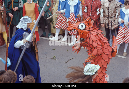 George e il Drago a Helston Furry ballano Helston Cornwall Inghilterra Flora Day 8 maggio Hal An Tow 1989 anni '80 HOMER SYKES Foto Stock