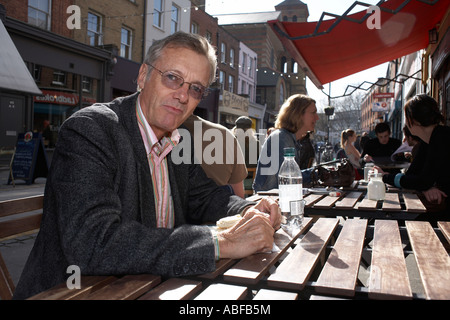 Autore viaggiatore Tony Wheeler fondatore dell'inglese Lonely Planet guide viaggi a Londra Inghilterra. Foto Stock