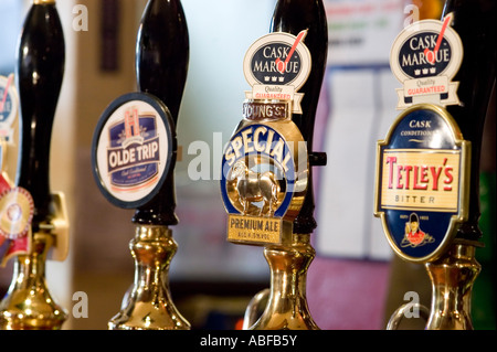 Tirare la birra in un pub tradizionale nel Regno Unito con marche di birra sulla parte anteriore Foto Stock