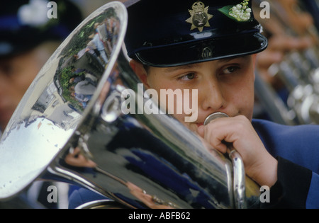 Helston Furry, membro adolescente della Silver Band, danza. Helston Cornovaglia Inghilterra Flora Day 8 maggio 1989 1980s Regno Unito HOMER SYKES Foto Stock