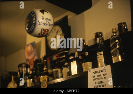 Ashbourne shrovetide football Derbyshire decorato palla in pub prima della partita Inghilterra anni '1971 1970 Regno Unito. Le letture dei segni sono state convertite in valuta decimale Foto Stock