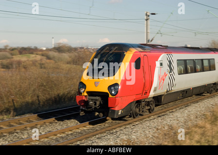 Una vergine voyager treno diesel sulla costa ovest mainline vicino a Dudley stazione di porta Foto Stock