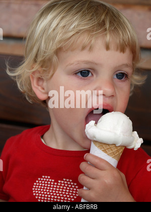 Bambina di quasi 2 anni e il suo nome è Irene, godendo di un vero gelato italiano in vacanza in Italia Foto Stock