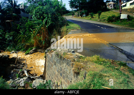 St Kitts acqua Acceso Spento montagne dopo Tropical verso il basso pour Foto Stock