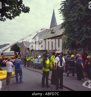 I vigili del fuoco di affrontare il tetto incendio causato da bambini a St Brannocks Chiesa Braunton North Devon England Foto Stock