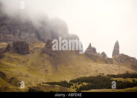 Regno Unito Scozia Isola di Skye Storr il vecchio uomo di Storr emergente dal cloud Foto Stock