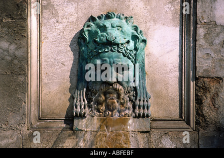 Fontana nel centro della città di Arles Provenza Foto Stock