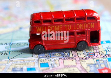 Bus rosso sulla mappa di Londra Inghilterra Foto Stock