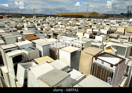 Alcuni dei 50000 frigoriferi in attesa di degasaggio e il riciclaggio a SimsMetal UK Ltd a Newport Gwent Wales UK GB Foto Stock