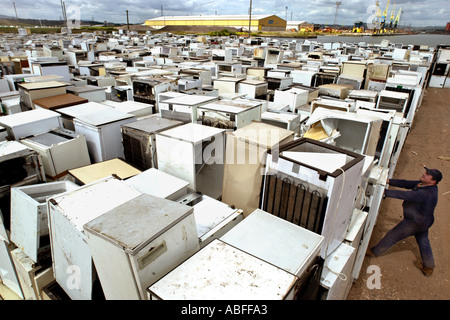 Alcuni dei 50000 frigoriferi in attesa di degasaggio e il riciclaggio a SimsMetal UK Ltd a Newport Gwent Wales UK GB Foto Stock