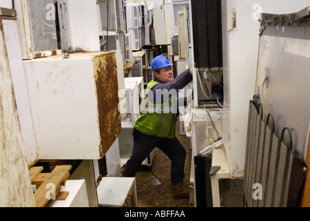 Lavorare tra alcuni dei 50000 frigoriferi in attesa di degasaggio e il riciclaggio a SimsMetal UK Ltd newport gwent Wales UK GB Foto Stock