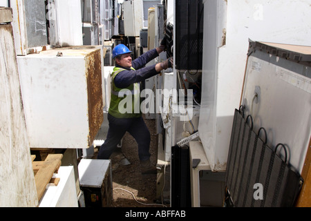 Lavorare tra alcuni dei 50000 frigoriferi in attesa di degasaggio e il riciclaggio a SimsMetal UK Ltd newport gwent Wales UK GB Foto Stock