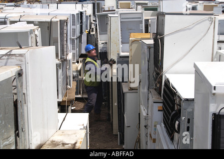 Lavorare tra alcuni dei 50000 frigoriferi in attesa di degasaggio e il riciclaggio a SimsMetal UK Ltd newport gwent Wales UK GB Foto Stock