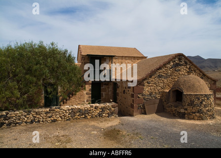 Dh La Alcogida TEFIA FUERTEVENTURA tradizionale antica casa colonica in pietra e forno rurale Museo Eco Foto Stock