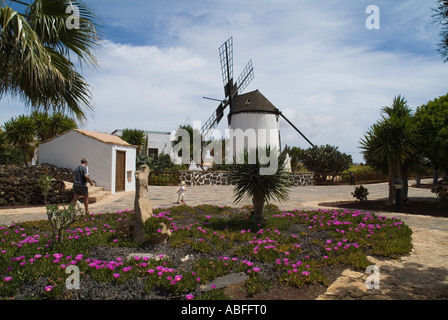 Dh Centro de Artesania Molino ANTIGUA FUERTEVENTURA turisti e tradizionale rurale Fuerteventuran windmill village museum Foto Stock