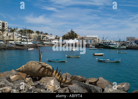 Dh Puerto del Rosario Fuerteventura Scuptures sul lungomare e le barche nel porto di scultura all'aperto Foto Stock