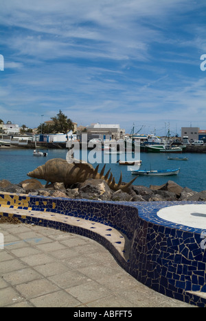 Dh Puerto del Rosario Fuerteventura Scuptures artistico banco del sedile sul lungomare e le barche nel porto Foto Stock