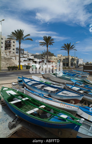 Dh Puerto del Rosario Fuerteventura turista giovane e barche da pesca sul porto di uno scalo Foto Stock