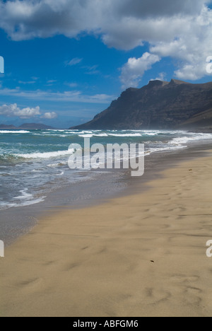Dh Playa de Famara LANZAROTE LANZAROTE Surf onde spiaggia sabbiosa di El Risco de Famara scogliere sul mare e sulla baia Foto Stock