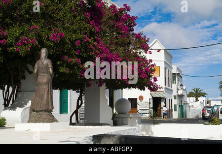 Dh Plaza de la Constitucion Haria Lanzarote Village main street statua e cortile Foto Stock