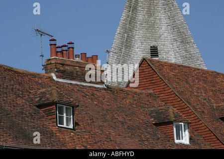 Tetti e guglie della chiesa nel villaggio di Westerham, vicino a Sevenoaks, Kent, Regno Unito Foto Stock