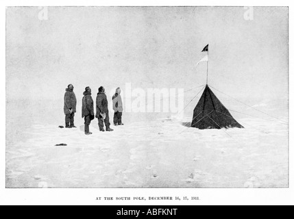 Presso il Polo Dicembre 1911 4 dei 5 membri del Roald Amundsen spedizione visualizza la loro conquista Foto Stock