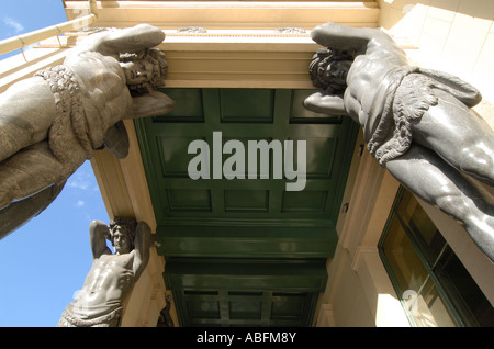 Atlanti scolpiti statue nel portico esterno Nuovo Hermitage di San Pietroburgo Foto Stock