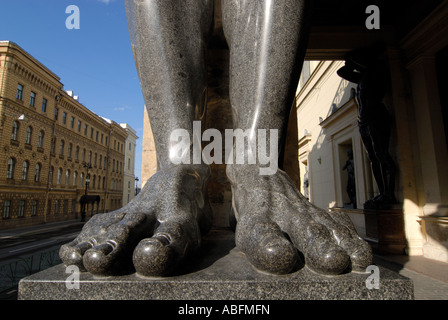 Piedi di Atlas statua nel portico monumentale al di fuori del Nuovo Hermitage di San Pietroburgo Foto Stock