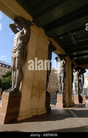 Atlanti scolpiti statue nel portico esterno Nuovo Hermitage di San Pietroburgo Foto Stock