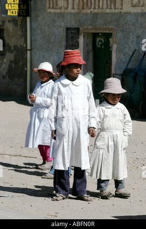 Il festival annuale dei combattimenti tra villaggi conosciuto come Tinku a Maca Bolivia. Foto Stock