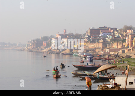 La mattina presto vista lungo il Gange, Varanasi, India Foto Stock