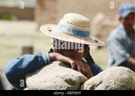 Il festival annuale dei combattimenti tra villaggi conosciuto come Tinku a Maca Bolivia. Foto Stock