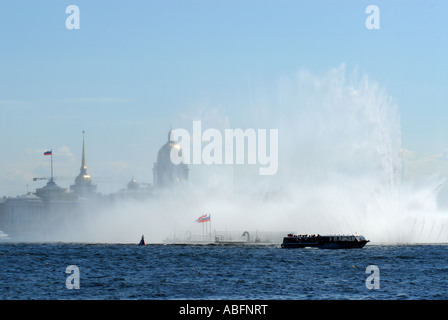 San Pietroburgo skyline di fronte fiume Neva di haze di acqua Foto Stock