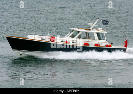 Lancia a motore di taglio in barca attraverso le onde in mare il solent hampshire Inghilterra Foto Stock