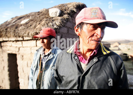 Il festival annuale dei combattimenti tra villaggi conosciuto come Tinku a Maca Bolivia. Foto Stock