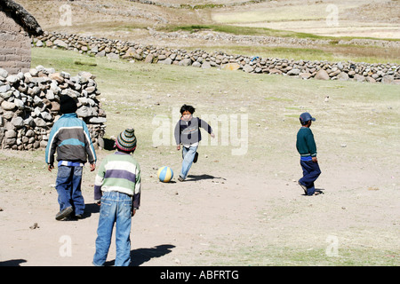 Il festival annuale dei combattimenti tra villaggi conosciuto come Tinku a Maca Bolivia. Foto Stock