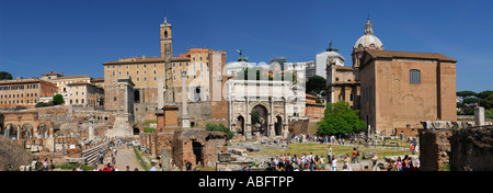Ampia vista panoramica del Foro romano antica rovina a roma italia Foto Stock