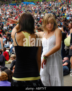 Ragazze Danza, open air concerto, WOMAD 2007, Taranaki in Nuova Zelanda Foto Stock