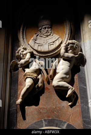 Il marmo putti sorreggono un ritratto di un Papa all'interno di St Peters Basilica papale Vaticano Roma Italia Foto Stock