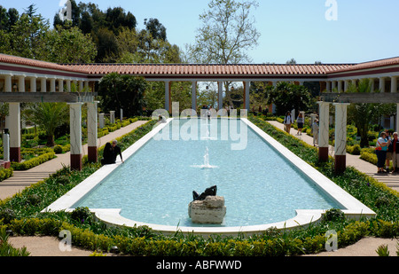 Peristilio esterno. Sculture in bronzo, le repliche delle statue rinvenute presso la Villa del papiri, sono collocati in un antico findspots Foto Stock