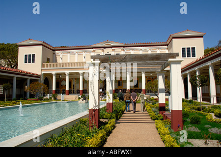 Peristilio esterno. Sculture in bronzo, le repliche delle statue rinvenute presso la Villa del papiri, sono collocati in un antico findspots Foto Stock