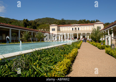 Peristilio esterno. Sculture in bronzo, le repliche delle statue rinvenute presso la Villa del papiri, sono collocati in un antico findspots Foto Stock