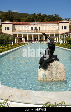 Peristilio esterno. Sculture in bronzo, le repliche delle statue rinvenute presso la Villa del papiri, sono collocati in un antico findspots Foto Stock