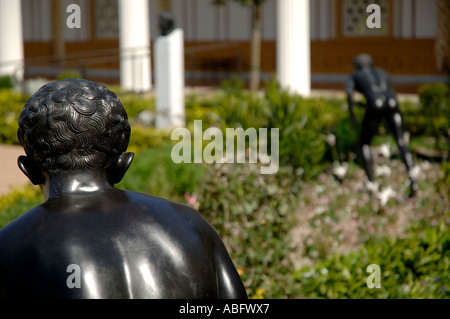 Peristilio esterno. Sculture in bronzo, le repliche delle statue rinvenute presso la Villa del papiri, sono collocati in un antico findspots Foto Stock