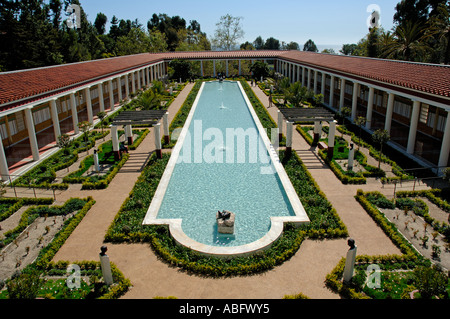 Peristilio esterno. Sculture in bronzo, le repliche delle statue rinvenute presso la Villa del papiri, sono collocati in un antico findspots Foto Stock